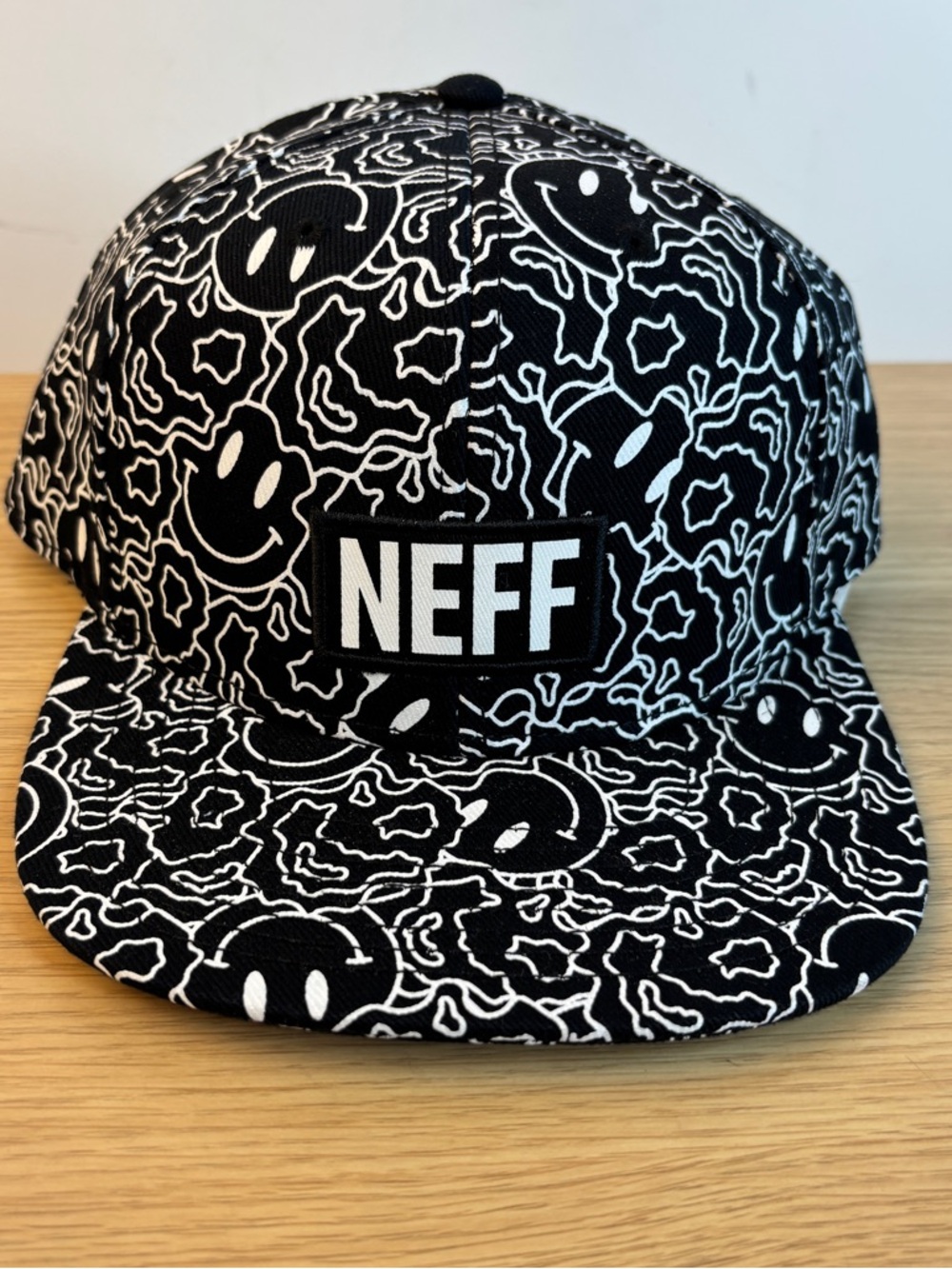 Neff Black &‎ White Smiley Face Pattern Snapback Hat NWOT